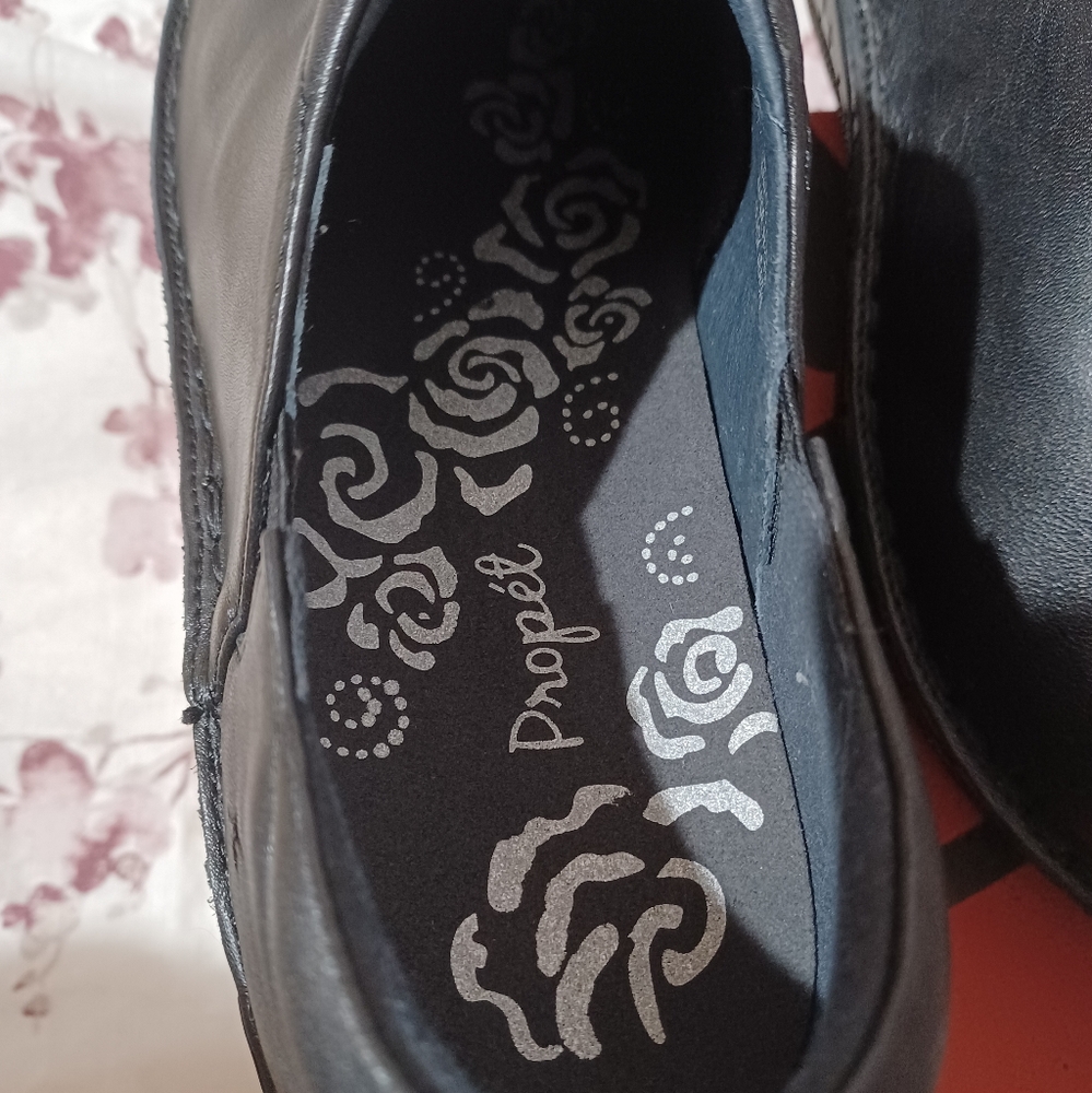 Leather Propet Shoes.. NEW